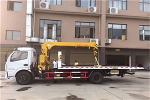 峪口附近汽车轮胎更换